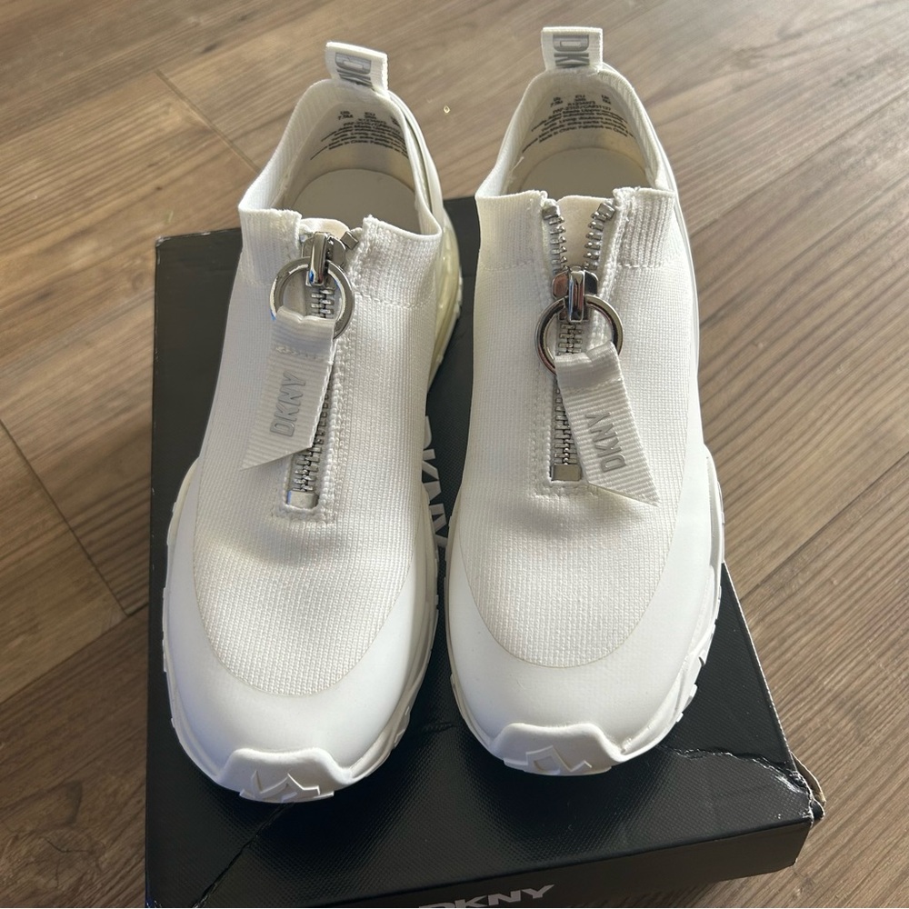 NWT DKNY 'Kadia' white Knit Fabric
Front Zip Low Top Wedge
Sneakers Size 7.5 - Picture 2 of 6